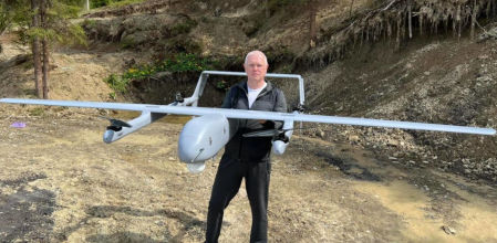 Volodímir Yatsenko, con su modelo T-10 Dovbush, que viene fabricando desde diciembre