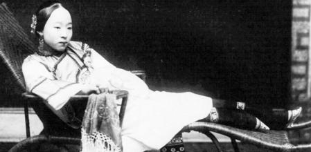 Mujer con pies vendados, China, c. 1890-1923.