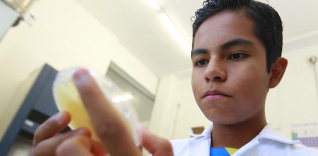 Ian Emanuel González Santos es un adolescente superdotado y el biólogo molecular más joven del mundo