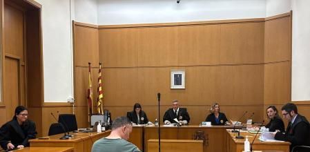 Un mosso d'esquadra de Manresa acepta una multa por tocamientos a una compañera