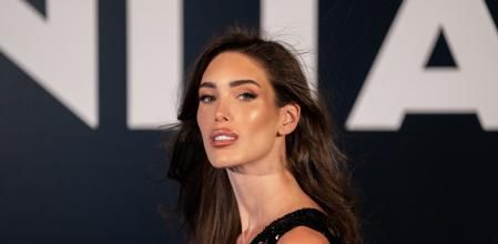 Marta López Álamo muestra el primer vestido de los tres que llevará mañana en su boda