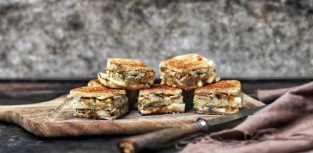 Sándwiches de champiñón, queso y cebolla caramelizada