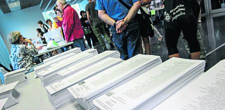 Una mesa electoral con todo el abanico de partidos y candidatos