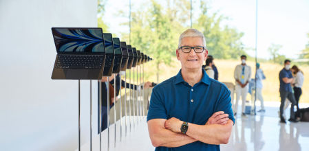 Tim Cook en el vestíbulo del Steve Jobs Theater, en el Apple Park, en la WWDC 2022