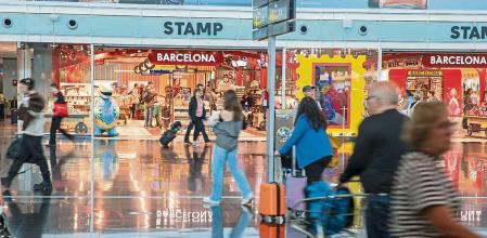 AEROPUERTO JOSEP TARRADELLAS EL PRAT. TIENDAS DE DUTY FREE EN EL INTERIOR DEL AEROPUERTO