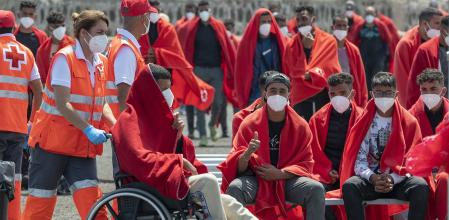 Una cuarta patera con 48 personas a bordo eleva a 167 los inmigrantes rescatados en Canarias en las últimas horas, en las costas de las islas de Gran Canaria y Lanzarote. La última embarcación fue avistada hacia las 7:00 horas, por el pesquero El Marina a 63 millas de Arrecife (Lanzarote), cuando estaba parada y sin combustible. En su auxilio acudió la Guardamar Polimnia, que rescató a las 48 personas que había a bordo, todas magrebíes, 45 hombres y tres mujeres, y las ha trasladado a Arrecife. EFE/ Adriel Perdomo