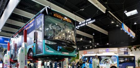 Los autobuses 100% eléctricos ocupan gran parte del espacio expositivo del encuentro que reunirá a unos 15.000 profesionales en el recinto Gran Via de Fira de Barcelona