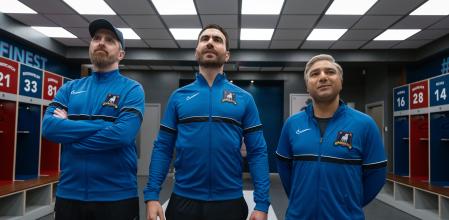 Brendan Hunt, Brett Goldstein y Nick Mohammed como Coach Beard, Roy Kent y Nate Shelley