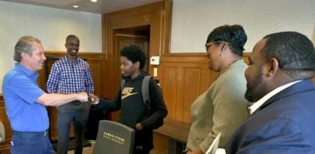 Caminó 10 kilómetros para llegar a su graduación y recibió una recompensa que le cambió la vida