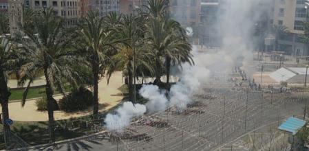 Una mascletá del año pasado vista desde un balcón de la Plaza de Luceros de Alicante.