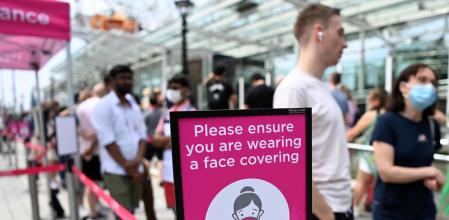 London (United Kingdom), 15/06/2021.- People queue up for the London Eye along the Southbank in London, Britain, 15 June 2021. British Prime Minister Boris Johnson has announced on 14 June, a month long delay to lockdown easing regulations. The UK government is to delay for a further four weeks to full reopening due to a significant rise in Delta variant Covid-19 cases across England. (Abierto, Reino Unido, Londres) EFE/EPA/ANDY RAIN