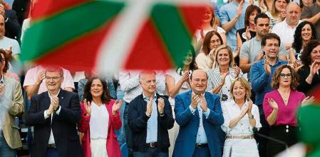 BILBAO, 26/05/2023.- El lehendakari Iñigo Urkullu (3-i) y el presidente del Partido Nacionalista Vasco, Andoni Ortuzar (3-d), acompañado de candidatos a las alcaldías de localidades vascas durante el acto de cierre de campaña electoral celebrado este viernes en Bilbao. EFE/Luis Tejido
