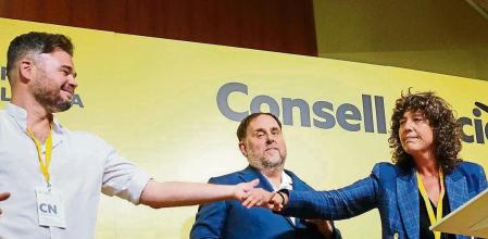 GRAF6220. BARCELONA, 10/06/2023.- El presidente de ERC, Oriol Junqueras (c), junto a Gabriel Rufían y Teresa Jordà, cabezas de lista para las elecciones generales, durante el Consejo Nacional del partido que se celebra este sábado en Barcelona. EFE/ Enric Fontcuberta