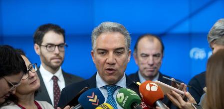 El coordinador general del PP, Elías Bendodo, junto a los exdiputados de UPN Carlos García Adanero y Sergio Sayas