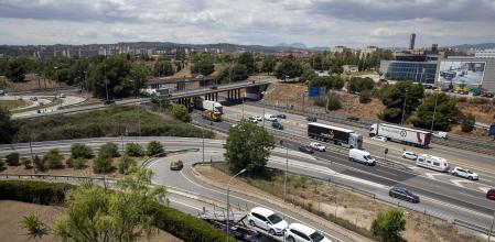 ZONA DE BARICENTRO UBICADO ENTRE BARBERÀ Y RIPOLLET DONDE SE CRUZAN DIFERENTES CONEXIONES DE CARRETERAS, ENTRE LAS QUE DESTACAN LA AP7, B-30, N-150 Y C-58 Y PUNTO NEGRO DECONCENTRACIÓN DE ACCIDENTES . IMAGEN TOMADA DESDE EL HOTEL CAMPANILLE DE LA ZONA COMERCIAL DE BARICENTRO CON BADIA AL FONDO Y BARBERÀ A LA DERECHA