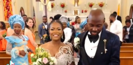 El novio mira el móvil en todo momento