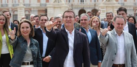 El presidente del PP, Alberto Núñez Feijóo, junto a Cuca Gamarra y los cabezas de lista por todas las circunscripciones