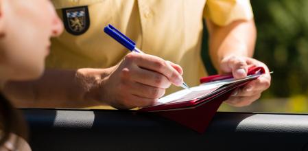 Dependiendo de la gravedad de la infracción se restan más o menos puntos del carnet de conducir.