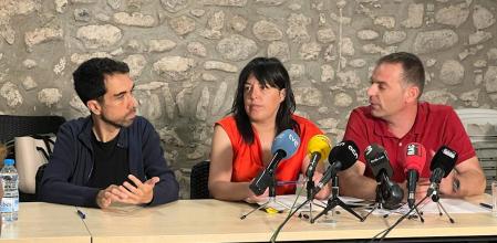 De izquierda a derecha, los alcaldables de la CUP, Dani Vilaseca; de ERC, Chantal Pérez y del PSC, Enric Pérez, durante la presentación ante la prensa del pacto.