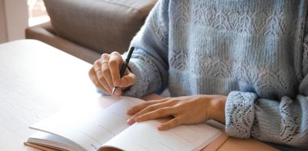 Tomar notas y llevar una agenda es una forma de evitar los despistes.