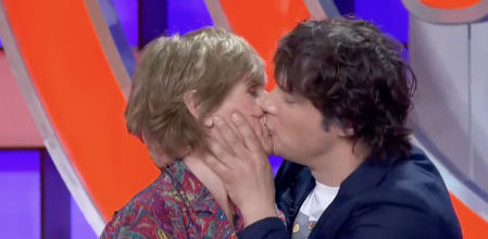 “Mucho hablar…”: Mercedes Milá revoluciona las cocinas de ‘MasterChef’ al besarse con Jordi Cruz