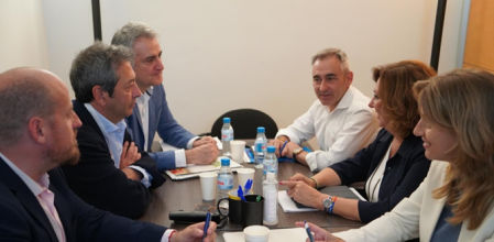 Negociadores del PP y Vox ayer en la primera reunión para avanzar en el acuerdo de Gobierno