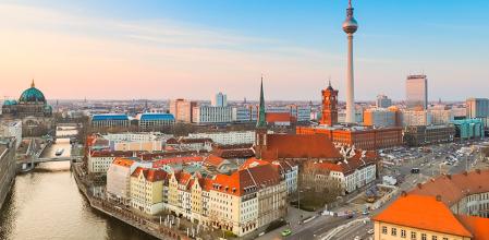 Vista aérea de Berlín con la popular Fernsehturm, la torre de televisión.