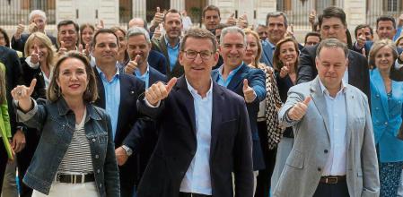 ARANJUEZ (MADRID), 13/06/2023.- El líder del Partido Popular Alberto Núñez Feijóo (c) junto a la portavoz en el Congreso, Cuca Gamarra (i) durante la presentación de los cabezas de lista al Congreso de los Diputados con los que concurrirá el 23J en un acto celebrado este martes en el Palacio Real de Aranjuez, Madrid. EFE/ Fernando Alvarado