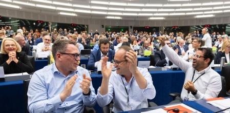 César Luena (PSOE) y otros eurodiputados progresistas celebran el fracaso del intento del PPE y la extrema derecha de retirar la propuesta de Ley sobre Restauración de Espacios Naturales