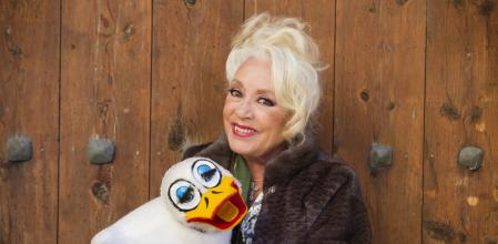 Posado de la ventrílocua María del Carmen Martínez Villaseñor Barrasa (Mari Carmen y sus muñecos) en Cuenca.
en la foto : Pato Nicol
06/11/2017