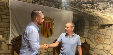 Firma del pacto de gobierno de Vox y PP para Náquera, a la izquierda Iván Expósito