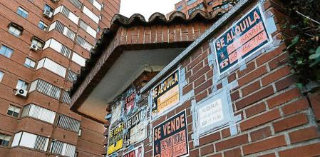 10 / 1 / 2019 MADRID.- Carteles de alquiler y ventas de Pisos en la entrada de edificio de Pisos en Madrid