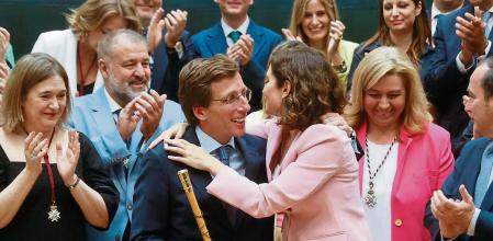 MADRID, 17/06/2023.- El alcalde de Madrid, José Luis Martínez Almeida (c), recibe las felicitaciones de la presidenta en funciones de la Comunidad de Madrid, Isabel Díaz Ayuso, en presencia de los concejales populares tras el pleno constitutivo del Consistorio madrileño, este sábado. EFE/ Juan Carlos Hidalgo