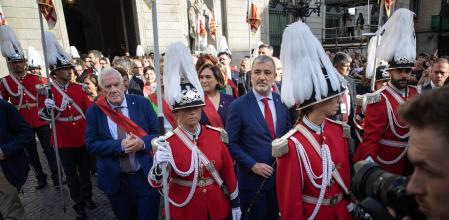 Paseillo de Collboni por la plaza Sant Jaume