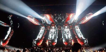 foto CRISTOBAL CASTRO /Shooting 17/06/2023 Uno de los espectáculos visualmente más impactantes y tecnológicamente avanzados del mundo llega a Sónar de Noche. El maestro sueco del house progresivo Eric Prydz vuelve a Sónar para presentar su show tridimensional HOLO. El ‘Rey de los Drops’ ha construido un espectáculo como ningún otro en el planeta, en el que se proyectan hologramas sobre el público, acompañados por su electrónica envolvente y sinfónica. Esta será una de las pocas ocasiones en todo el mundo de ver HOLO este año, un regalo de 30º aniversario para todos vosotros.