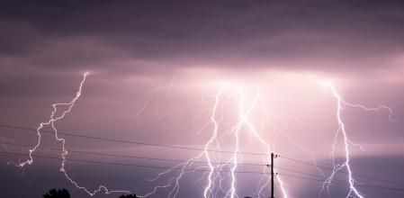 Un rayo mata a un futbolista y a su entrenador que se refugiaban de la lluvia bajo un árbol