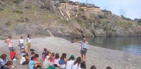 Hoy se han presentado los itinerarios marinos en los que han participado una veintena de alumnos de las escuela Les Clisques de Port de la Selva.