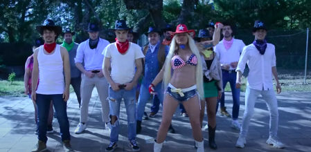 Leticia Sabater durante el videoclip de 'Barbacoa al punto G'