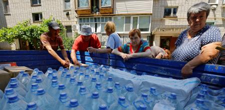 Reparto de agua el sábado en Hola Pristan, en la región de Jersón, tras la inundación provocada por la rotura de la presa de Kajovka