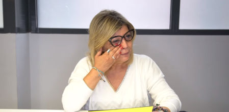 Terelu rompe a llorar.