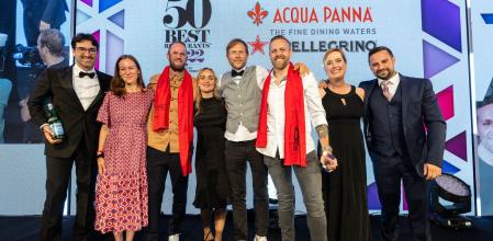 El equipo de Geranium recogiendo el título de mejor restaurante del mundo en 2022