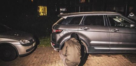 Un activista de The Tyre Extinguishers deshincha la rueda de este Range Rover Evoque&nbsp;