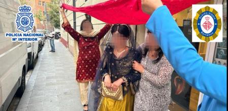 La joven junto a su madre en una asociación de mujeres pakistaníes