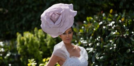 Melanie Mar, una invitada a las famosas jornadas de Ascot posa a su llegada al circuito de carreras