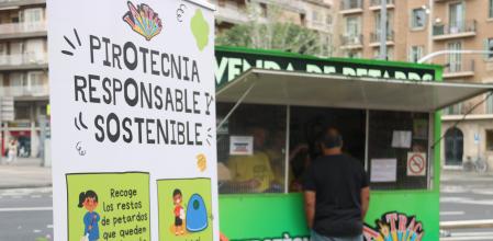 Detalle del cartel informativo sobre la pirotecnia responsable y sostenible.