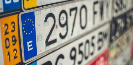 El sistema actual de numeración de matrículas consta de una combinación de cuatro números y tres letras 