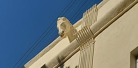 Busto equino en la Rambla de Ègara.