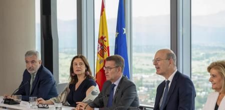 El presidente del PP, Alberto Núñez Feijóo, junto al presidente de la Fundación reformismo21, la ex ministra Fatima Báñez y el ex de Cs Luis Garicano