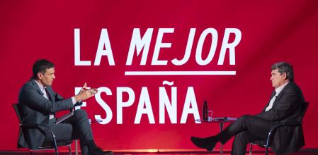 En espera de que Feijóo ponga “fecha y hora” a los debates electorales, aún sin éxito, Sánchez protagoniza una precampaña diferente. El nuevo formato que inauguró ayer con Escrivá, en las “sesiones de trabajo” para resaltar la gestión del Gobierno, tendrá continuidad hoy mismo con el titular de Agricultura, Luis Planas, y seguirá con citas con otros ministros. Al tiempo, Sánchez despliega una agenda mediática con entrevistas inusuales: el pasado lunes con Carlos Alsina, el martes con el Gran Wyoming, este domingo con Jordi Évole y el martes que viene con Pablo Motos. Sin olvidar los tradicionales mítines: el sábado pasado arrancó en Dos Hermanas, y el próximo sábado estará en Tenerife.