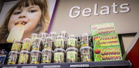 Los estantes de un supermercado en el Raval